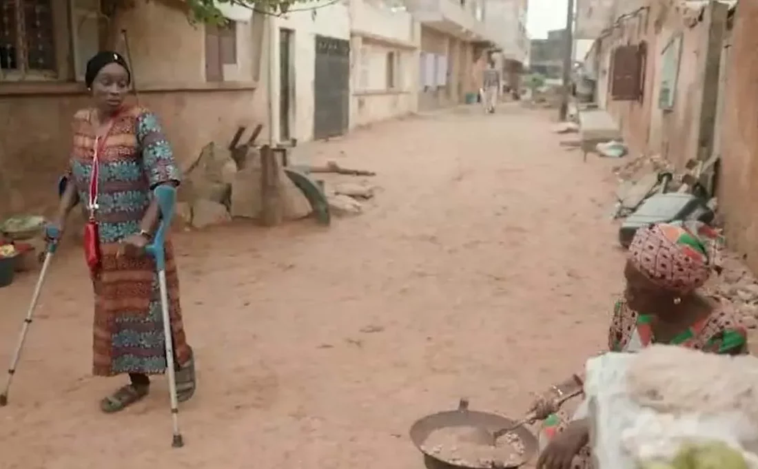 Photogramme du film La danse des béquilles